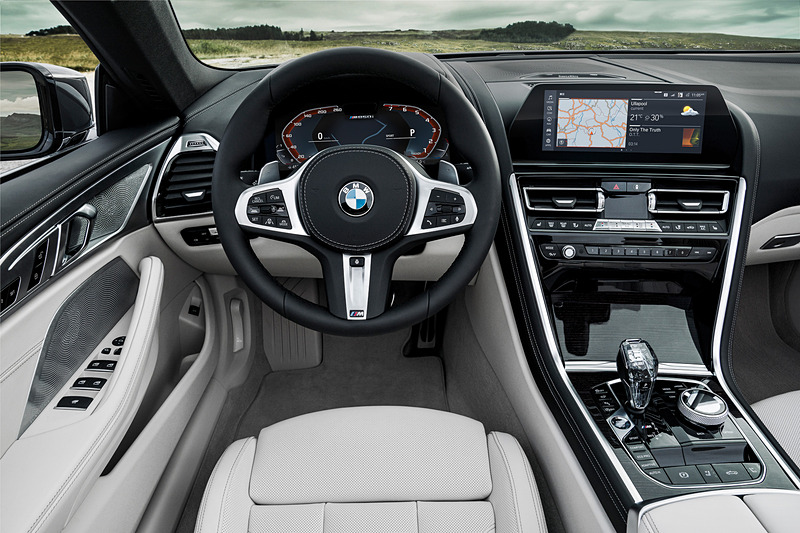 新しいBMWの操作システム「BMW Operating System 7.0」を導入した運転席。10.25インチのコントロール・ディスプレイと12.3インチのフル・デジタル・メーター・パネルを採用。ステアリング・ホイールのボタン、センター・コンソール付近に配置されているiDriveコントローラー、タッチ操作に対応したディスプレイ、音声コントロールやジェスチャー・コントロールを備え、状況に応じてドライバーが最も操作しやすい方法で必要な情報や設定にストレスなくアクセスすることが可能という