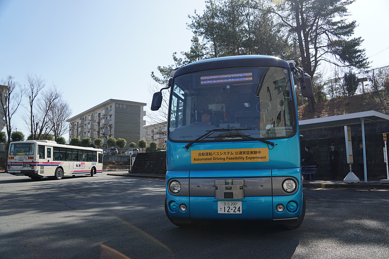 日野自動車の小型バス「ポンチョ」をベースとした自動運転実験車両が多摩ニュータウンを走行