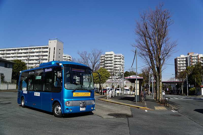 日野自動車の小型バス「ポンチョ」をベースとした自動運転実験車両が多摩ニュータウンを走行