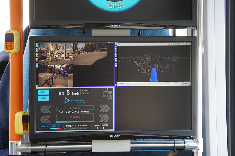 自動運転バスがどのように周囲を認識しているかをモニターで表示