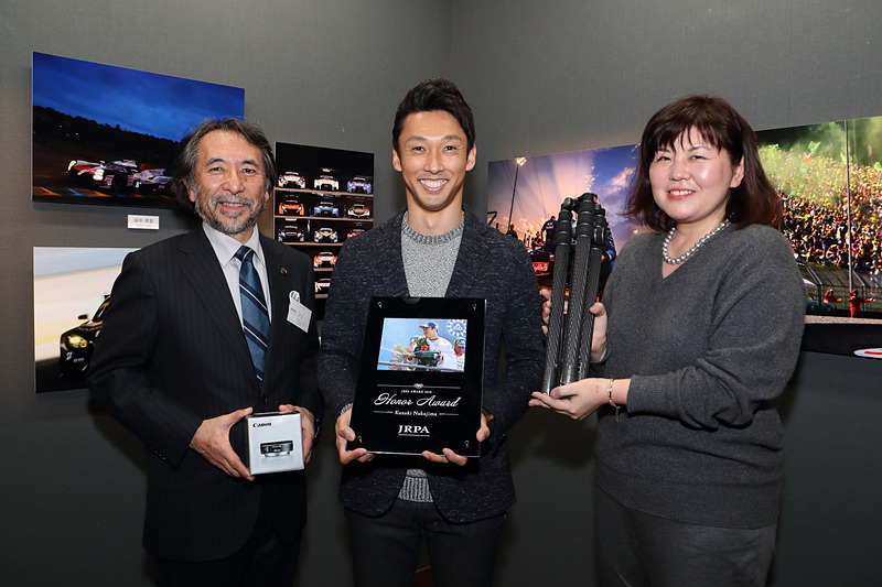 JRPAアワード 栄誉賞を受賞した中嶋一貴選手には、本人が以前に欲しいと口にしていたキヤノンの単焦点レンズとジッツオの三脚が贈られた