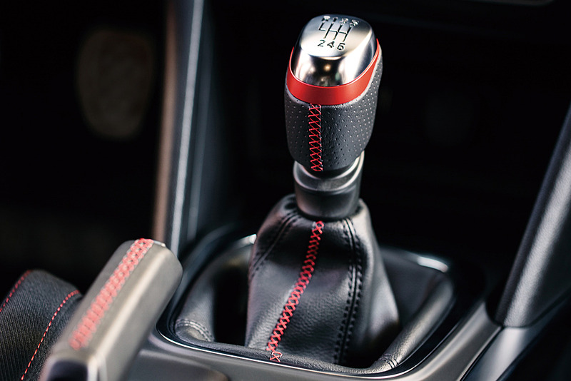 レッドアクセントでスポーティさを強調する6速MTのシフトノブ