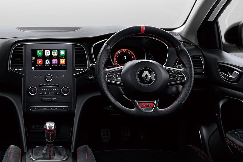 ステアリングはナパレザー/アルカンタラステアリングを採用する