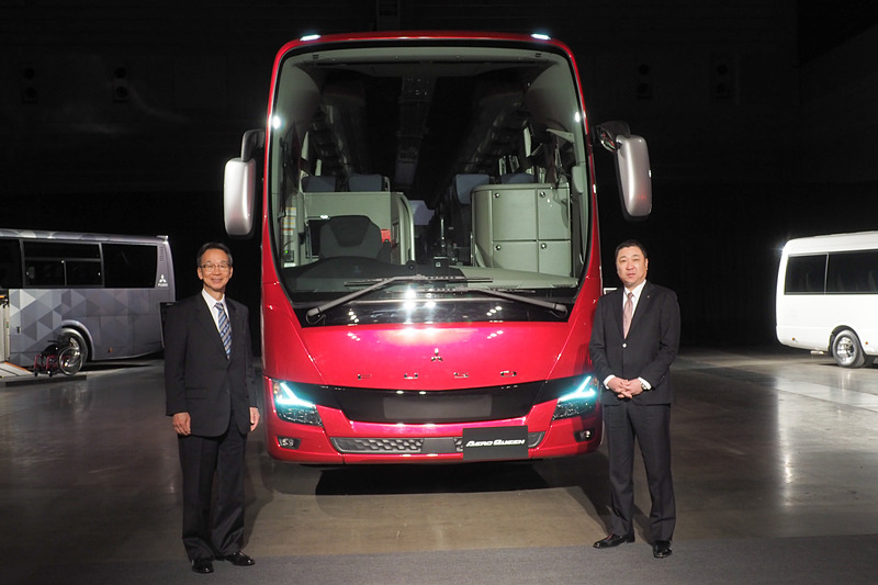 2019年型大型観光バス「エアロクィーン」の前に立つ、三菱ふそうトラック・バス株式会社 代表取締役会長の松永和夫氏（左）と同バス事業本部長の高羅克人氏（右）