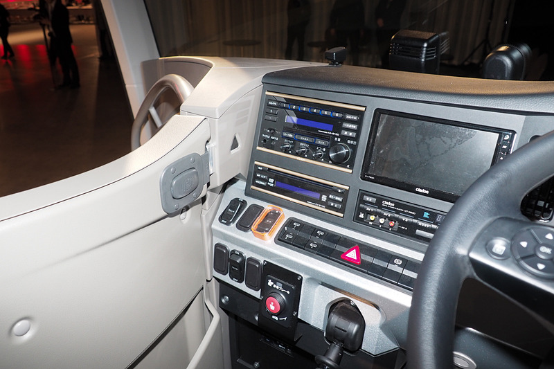 運転席にアクティブ・サイドガード・アシストのランプや、非常停止ボタンがある