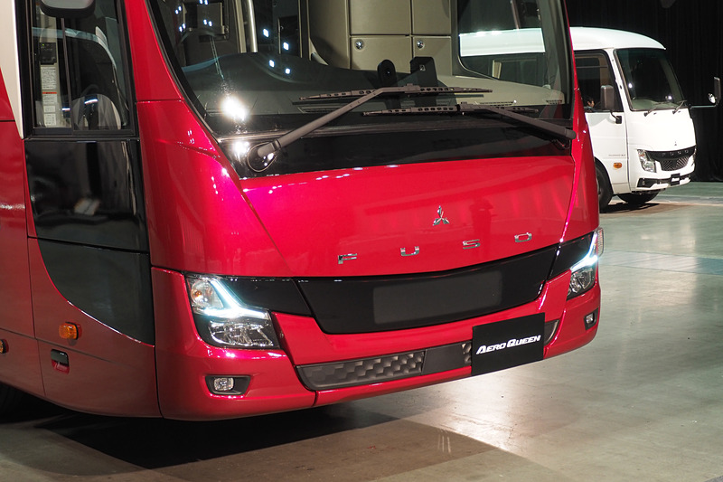 フロントマスクではヘッドライトが変わっているが、フロントウインドウ形状は従来と同じだという。ナンバープレートが左に寄っているのは、中央に前方を監視するミリ波レーダーがあるため