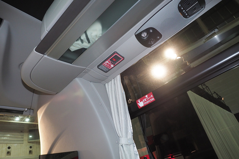 客室右側の乗客用非常ボタン