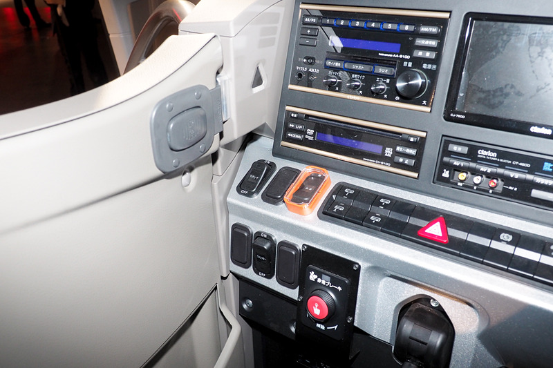 新たな安全装備のスイッチや警告ランプは運転席の左側に集中配置