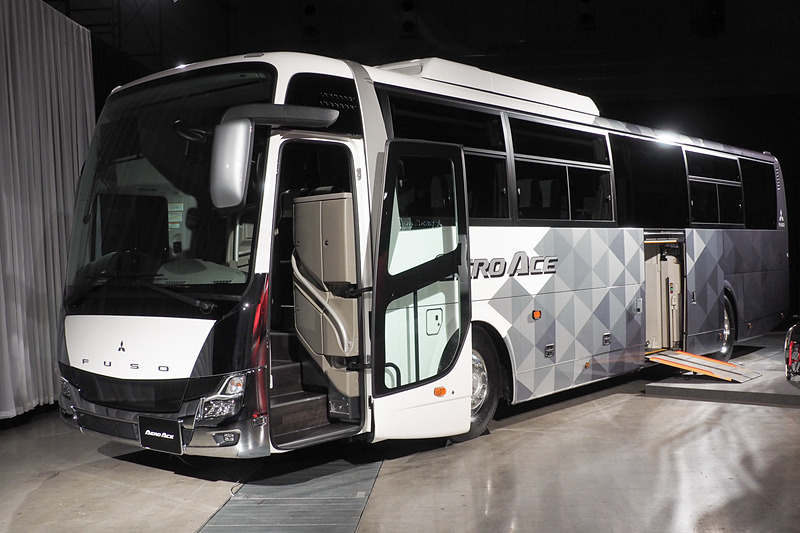 ハイデッカー「エアロエース」観光・貸切 一般仕様でグレードは「PRO Line」。車いす用のエレベーター付き。同じくフロントマスクを変更している