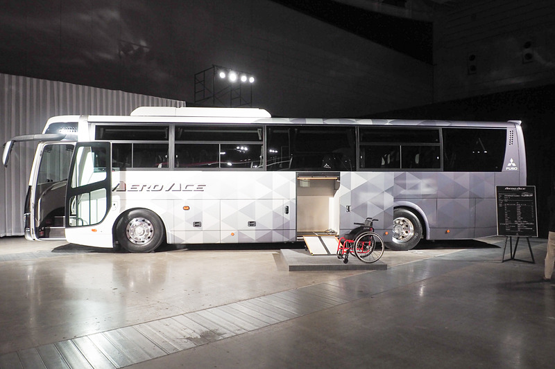 ハイデッカー「エアロエース」観光・貸切 一般仕様でグレードは「PRO Line」。車いす用のエレベーター付き。同じくフロントマスクを変更している