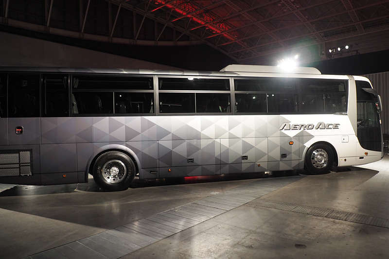 ハイデッカー「エアロエース」観光・貸切 一般仕様でグレードは「PRO Line」。車いす用のエレベーター付き。同じくフロントマスクを変更している