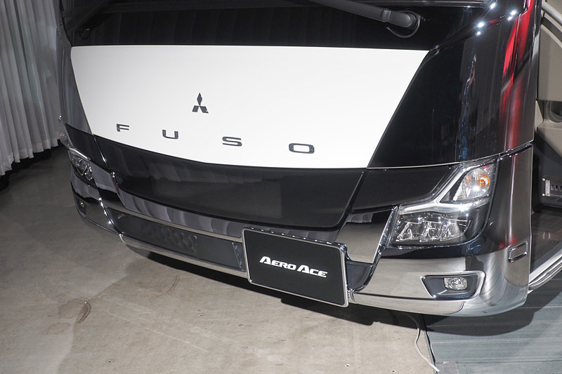 ハイデッカー「エアロエース」観光・貸切 一般仕様でグレードは「PRO Line」。車いす用のエレベーター付き。同じくフロントマスクを変更している