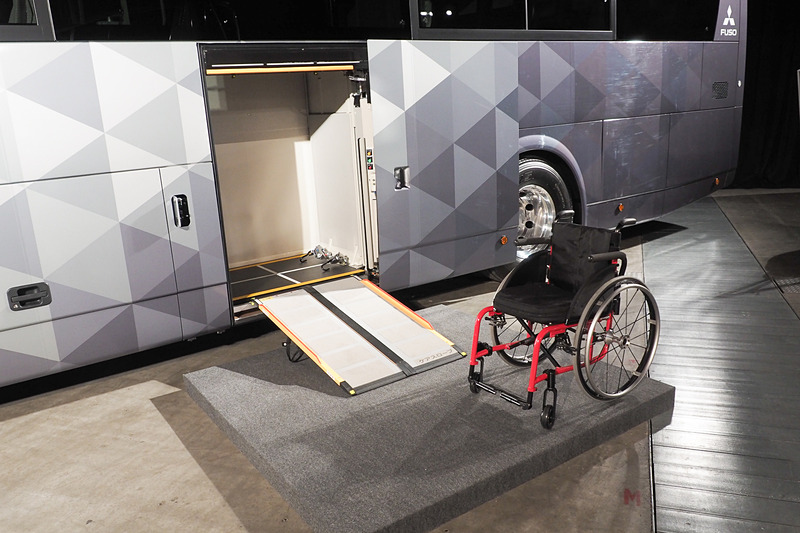 車いす用のエレベーター付きもカタログモデルとなる。これはエアロエースのみで、エアロクィーンには設定されない