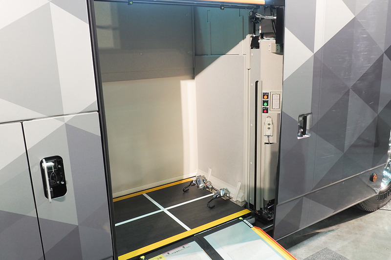 エレベーターの許容重量は230kg。60秒で上下に移動する