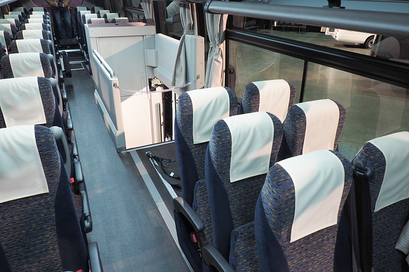 車いす1脚仕様はシートを前方にスライドさせて車いすスペースを作る