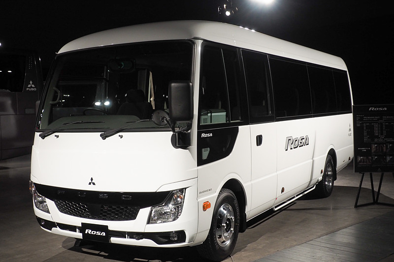 マイクロバス「ローザ」観光仕様 ロングボディ 観音扉車。定員はドライバー込みで15名とゆったりしている