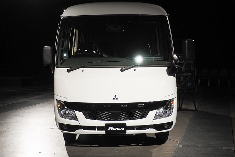 マイクロバス「ローザ」観光仕様 ロングボディ 観音扉車。定員はドライバー込みで15名とゆったりしている