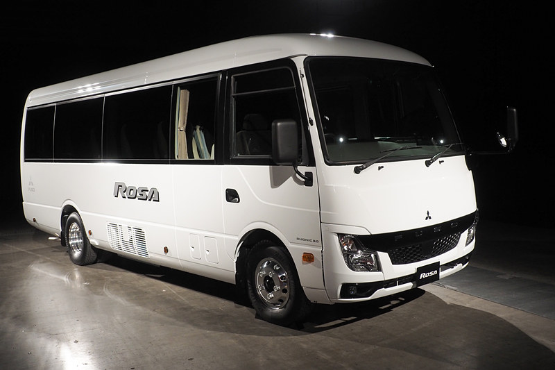 マイクロバス「ローザ」観光仕様 ロングボディ 観音扉車。定員はドライバー込みで15名とゆったりしている