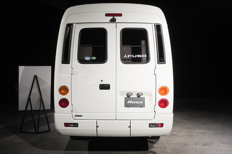 車両後方に観音扉を装備する