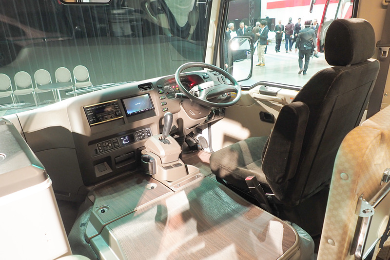 ローザの運転席