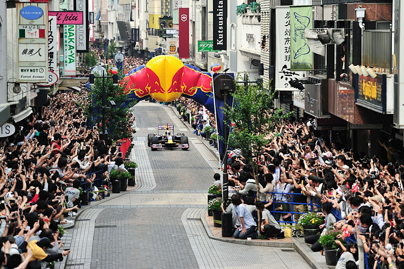 2011年6月に横浜 元町ショッピングストリートで実施したショーラン以来、8年ぶりにレッドブルのF1マシンが公道走行を披露する