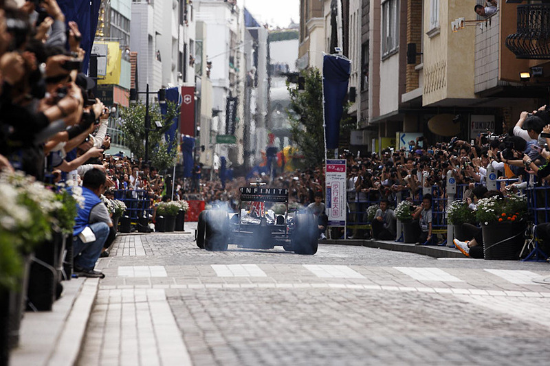 2011年6月に横浜 元町ショッピングストリートで実施したショーラン以来、8年ぶりにレッドブルのF1マシンが公道走行を披露する