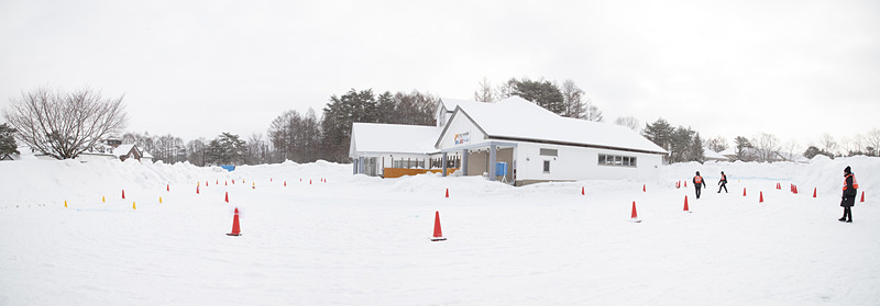 こちらは圧雪路でのコーナリングが体感できる特設コース