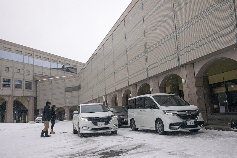 会場は裏磐梯レイクリゾート。普段はラウンジとして使われているスペースを借り切って参加者の待合室とした