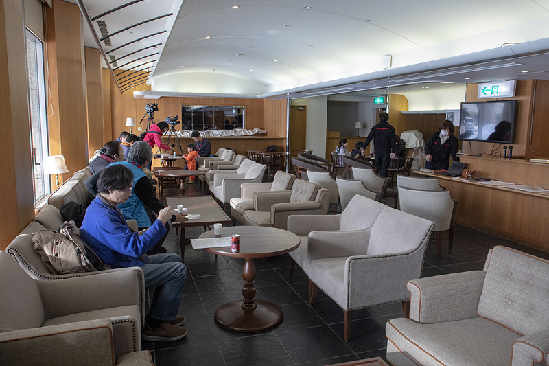 会場は裏磐梯レイクリゾート。普段はラウンジとして使われているスペースを借り切って参加者の待合室とした