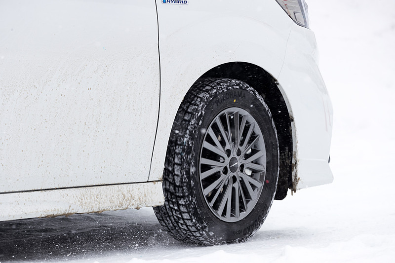 今回は雪上での比較試乗なのでタイヤに違いがあっては正しい評価ができない。そこで試乗車全車に同じスタッドレスタイヤを装着。空気圧もクルマごとの規定値で合わせておいた