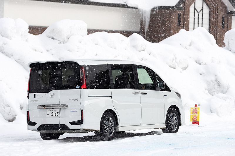 写真に写ることは避けていた奥さま。試乗時は2列目シートに座って乗り味を体感していた。標準車では乗り心地にコトコトしたものを感じたが、Modulo Xはそれがなかったとのこと