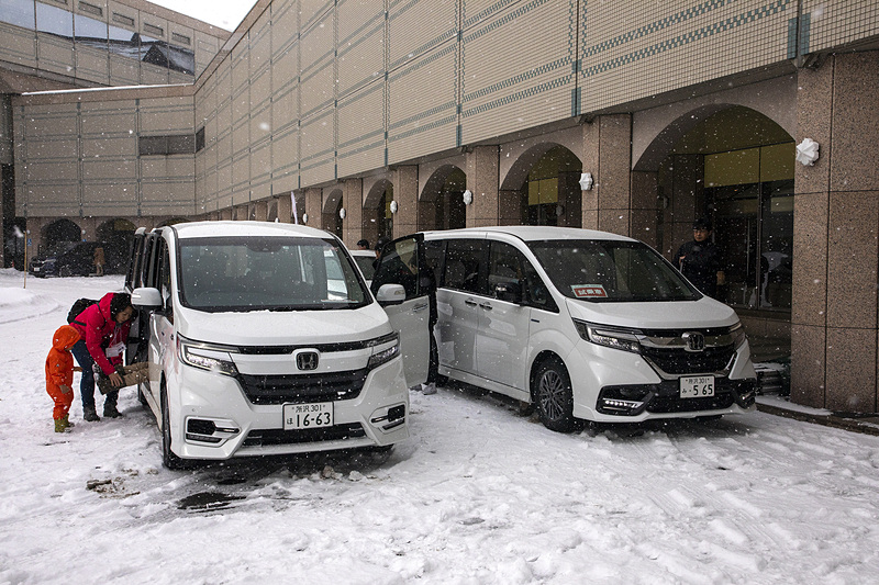 小さいお子さんが2人いるので2列目シートにチャイルドシートを装着。奥さまは3列目に座る