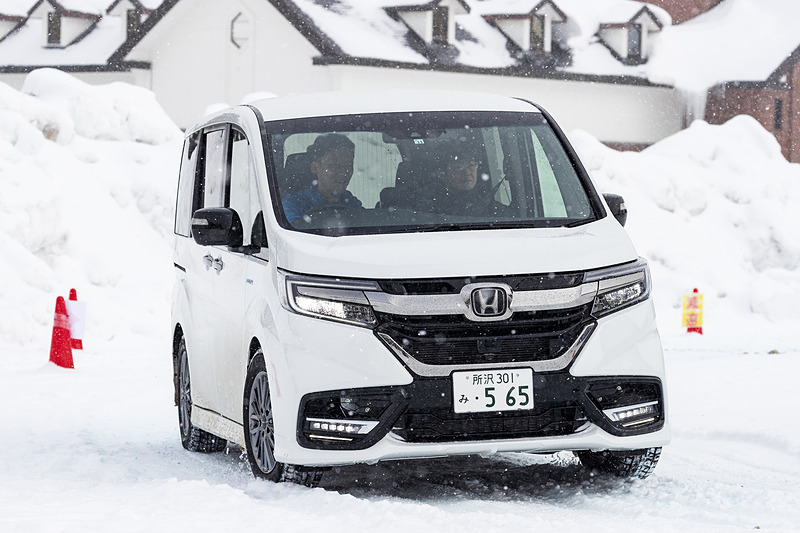 カーブの印象もよかったということだが、それ以上に直進性がよく感じられたとのこと。高速道路を使うドライブが多いそうなので「楽そうだ」と言っていた