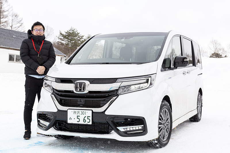 トヨタ「ノア ハイブリッド」に乗る小林さん。次のクルマはミニバンではなくてもいいかと考えているそうで、ヴェゼルにも興味を持っていた