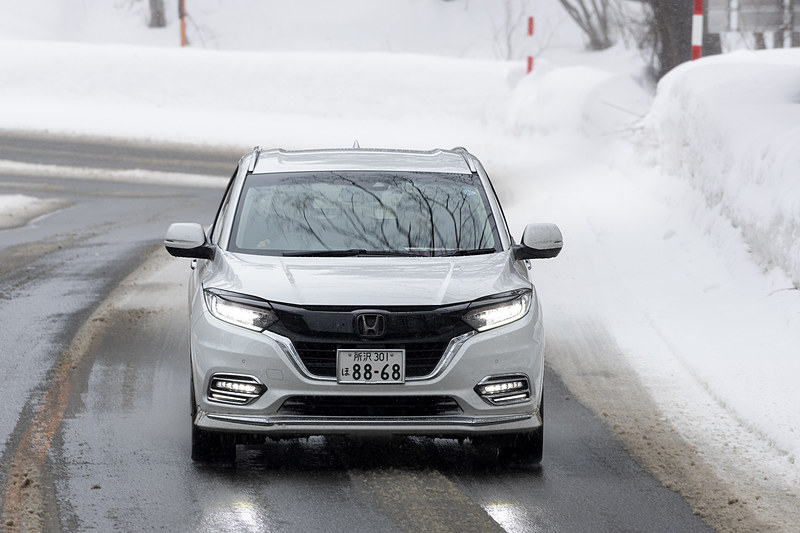 人気のヴェゼルだが、街乗りでは多少乗り味が硬いという声もある。そこでModuloは乗り心地を向上させつつ、走りの性能も高めるサスキットを開発。試乗車にそれが組まれている