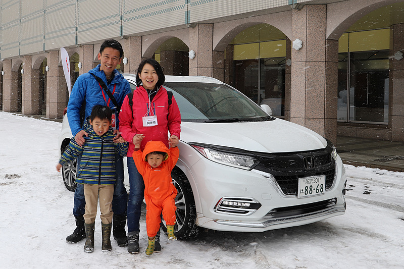 ステップワゴンの進化に驚いていた川村さん。今度はヴェゼルの試乗。雪道のコーナリングではModulo仕様車に安定感を感じたという