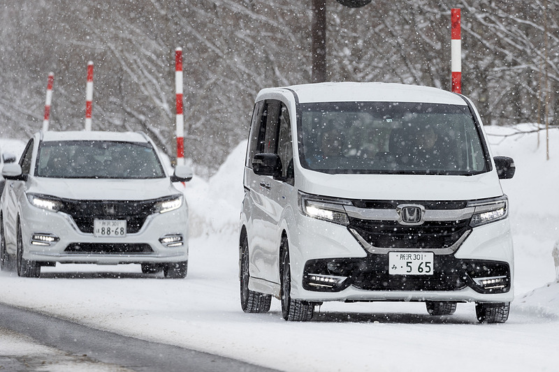 例年より雪の量はかなり少ないようだったが、おかげで圧雪と舗装が混じった路面を走ることができた。路面状況が変化する不安定なシーンこそModulo Xの安心感が発揮されたはずだ