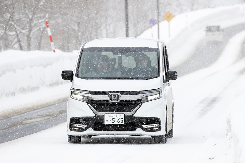 例年より雪の量はかなり少ないようだったが、おかげで圧雪と舗装が混じった路面を走ることができた。路面状況が変化する不安定なシーンこそModulo Xの安心感が発揮されたはずだ