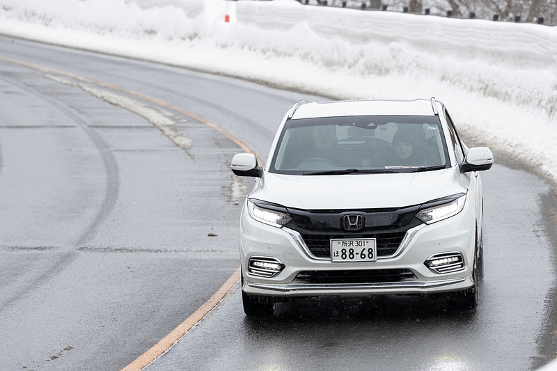 例年より雪の量はかなり少ないようだったが、おかげで圧雪と舗装が混じった路面を走ることができた。路面状況が変化する不安定なシーンこそModulo Xの安心感が発揮されたはずだ