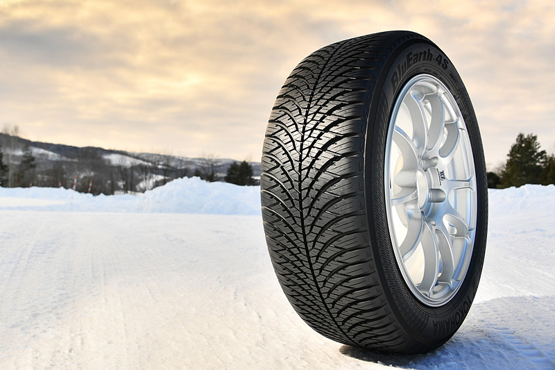 2018年に欧州で発売され、日本では未発売となるオールシーズンタイヤのブルーアース 4S。積雪路面でも走行可能で、欧州で冬用タイヤと認められた「スノーフレークマーク」を取得。ウェット路面での排水性やドライ路面での剛性などを確保するための、V字のトレッドパターンが特徴的