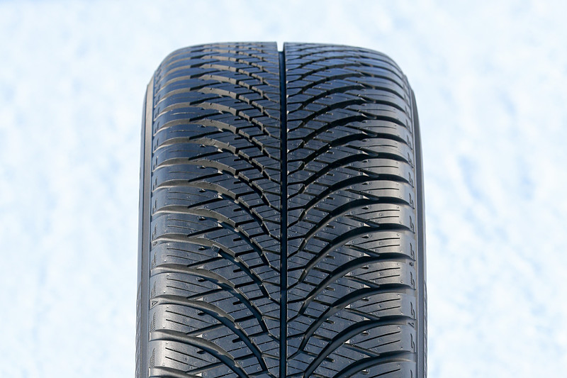2018年に欧州で発売され、日本では未発売となるオールシーズンタイヤのブルーアース 4S。積雪路面でも走行可能で、欧州で冬用タイヤと認められた「スノーフレークマーク」を取得。ウェット路面での排水性やドライ路面での剛性などを確保するための、V字のトレッドパターンが特徴的