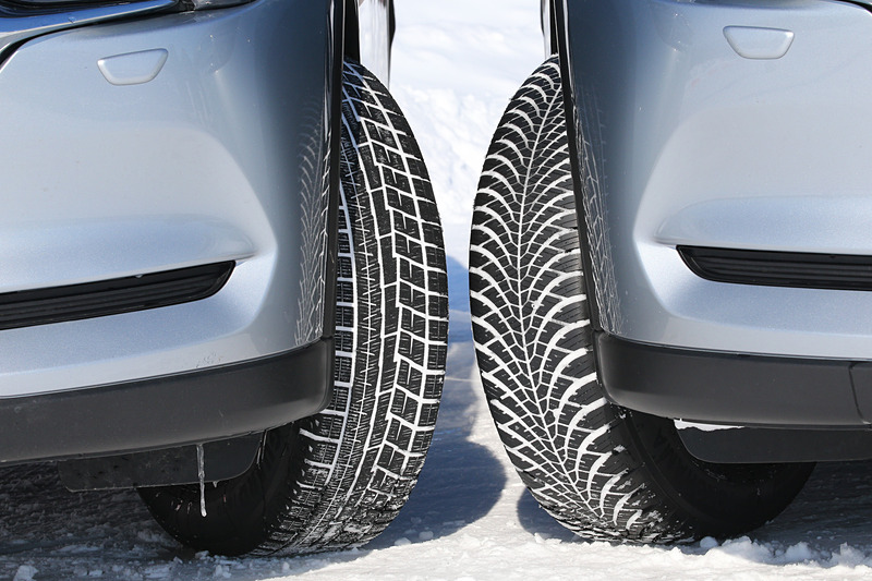 同じ225/65 R17サイズのスタッドレスタイヤ「アイスガード 6」（左）とブルーアース 4S（右）を装着したマツダ「CX-5」で氷上と雪上の性能を比較