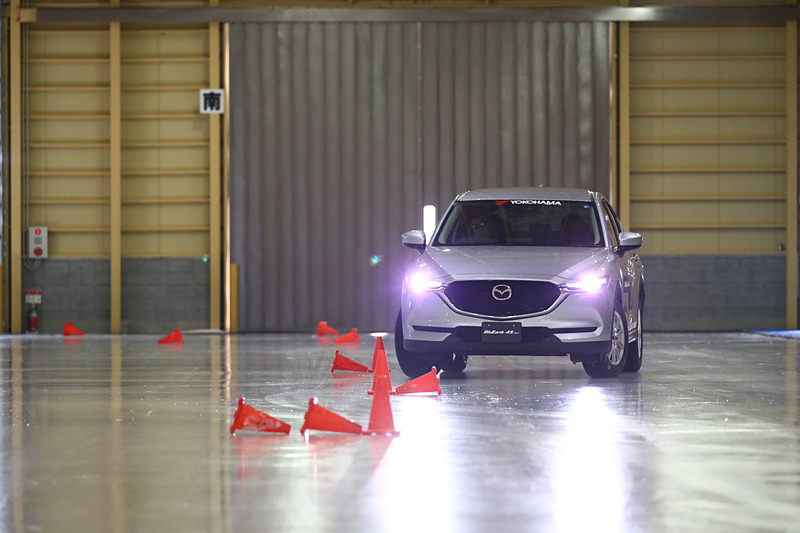 オールシーズンタイヤのブルーアース 4Sは、サマータイヤに比べれば氷上でも直進はなんとか走ることができた。しかし、ステアリングを切り込むと不安定な動きとなり、思うように走行するのはなかなか難しい