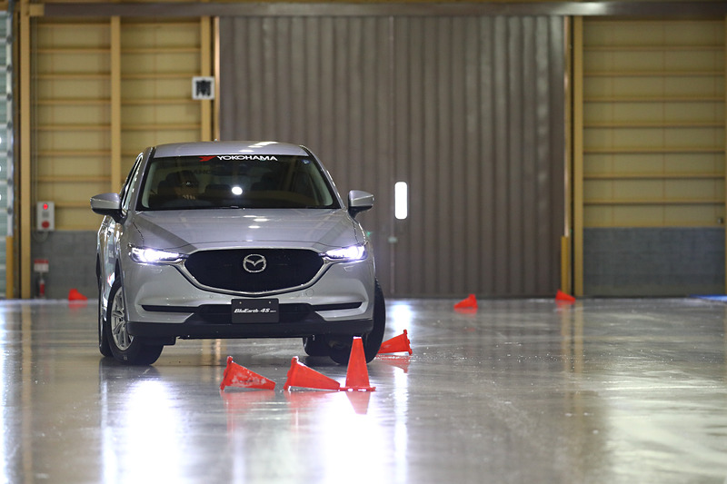 オールシーズンタイヤのブルーアース 4Sは、サマータイヤに比べれば氷上でも直進はなんとか走ることができた。しかし、ステアリングを切り込むと不安定な動きとなり、思うように走行するのはなかなか難しい