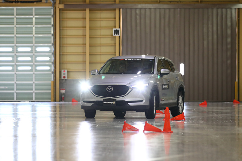 ブルーアース 4S装着車両からアイスガード 6装着車両に乗り換えると、スタッドレスタイヤの安定感がよりいっそう分かる