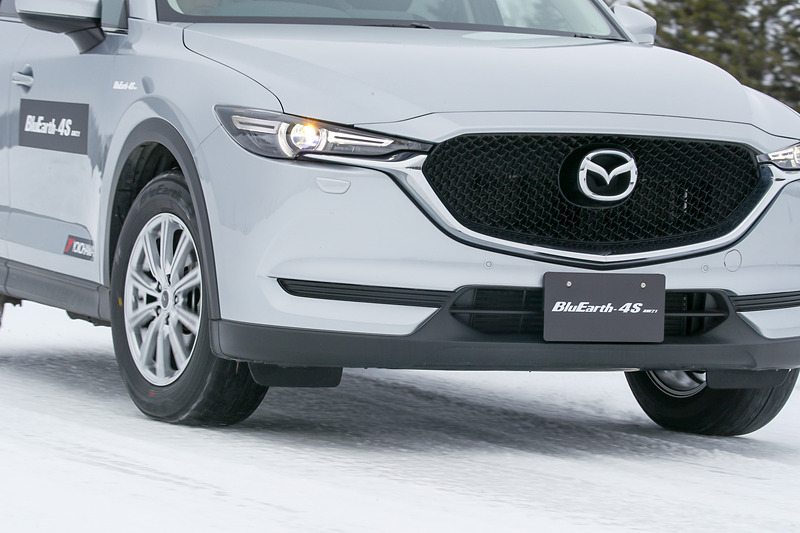 雪上では氷上に比べるとそれほど大きな差はない感覚。それでも、ブルーアース 4Sはアイスガード 6に比べると雪上でも横方向のグリップが薄いほか、雪が磨かれて氷になっているところでは十分な注意が必要となる