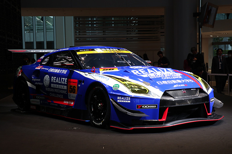 リアライズ 日産自動車大学校 GT-Rのゼッケンナンバーは56で、車両のメンテナンスはエムケイカンパニーが担当する