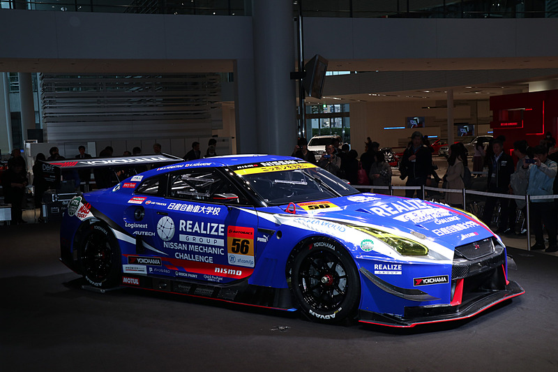 リアライズ 日産自動車大学校 GT-Rのゼッケンナンバーは56で、車両のメンテナンスはエムケイカンパニーが担当する
