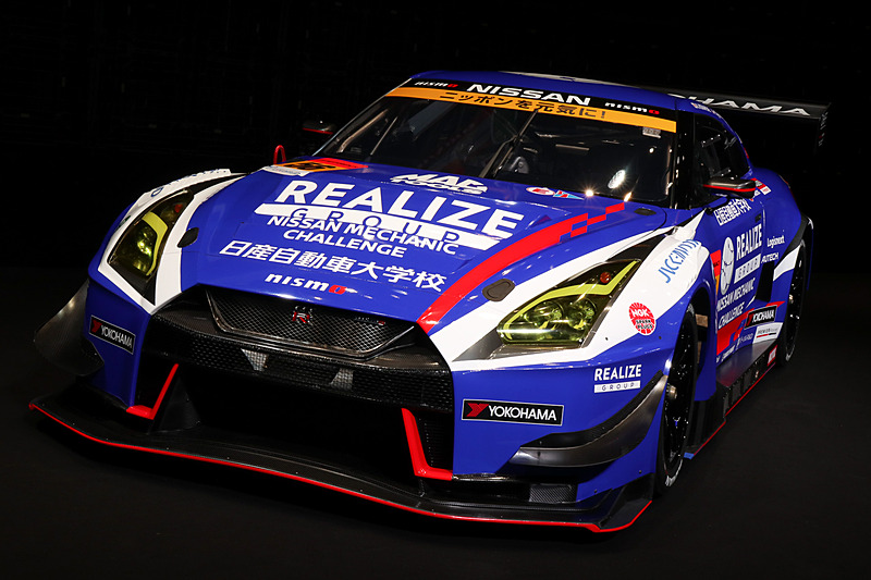 ボディのカラーリングはブルーを基調としており、イエローのヘッドライトも特徴的