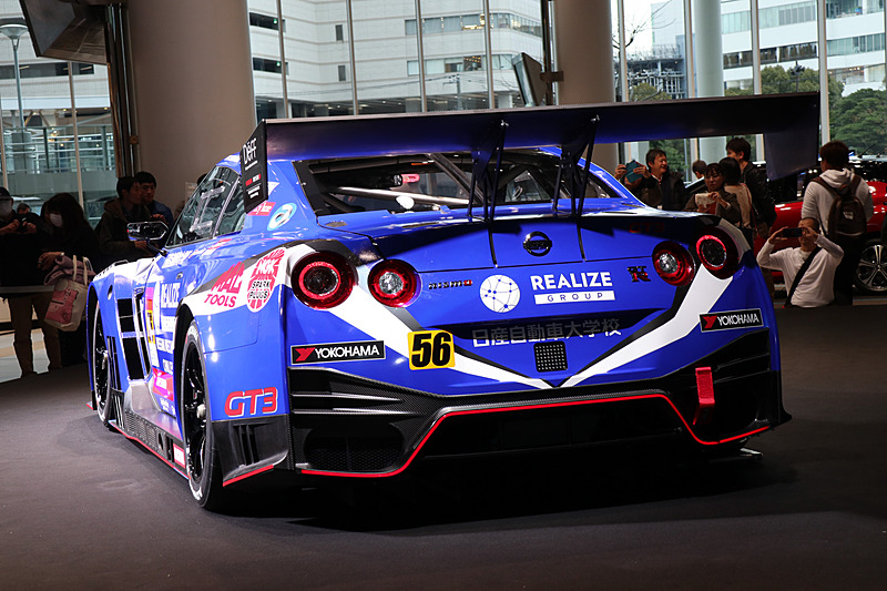 ボディのカラーリングはブルーを基調としており、イエローのヘッドライトも特徴的